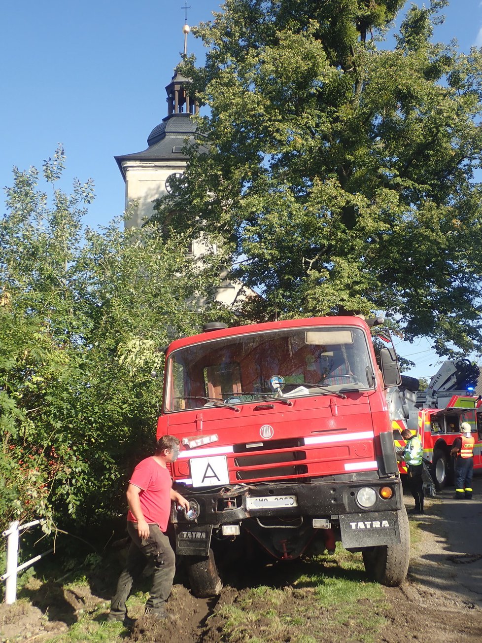 Řidič nákladní tatrovky se patrně řádně nevěnoval řízení a sjel v Jakartovicích na Opavsku na krajnici, kde zapřel auto o strom. Zůstalo viset nad požární nádrží. Hasiči při jeho vyprošťování předvedli profesionální práci.