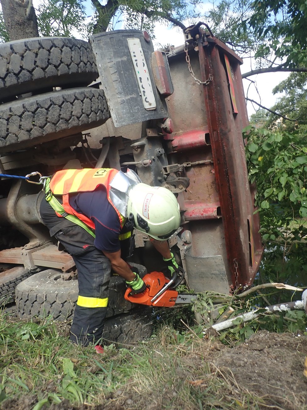 Řidič nákladní tatrovky se patrně řádně nevěnoval řízení a sjel v Jakartovicích na Opavsku na krajnici, kde zapřel auto o strom. Zůstalo viset nad požární nádrží. Hasiči při jeho vyprošťování předvedli profesionální práci.