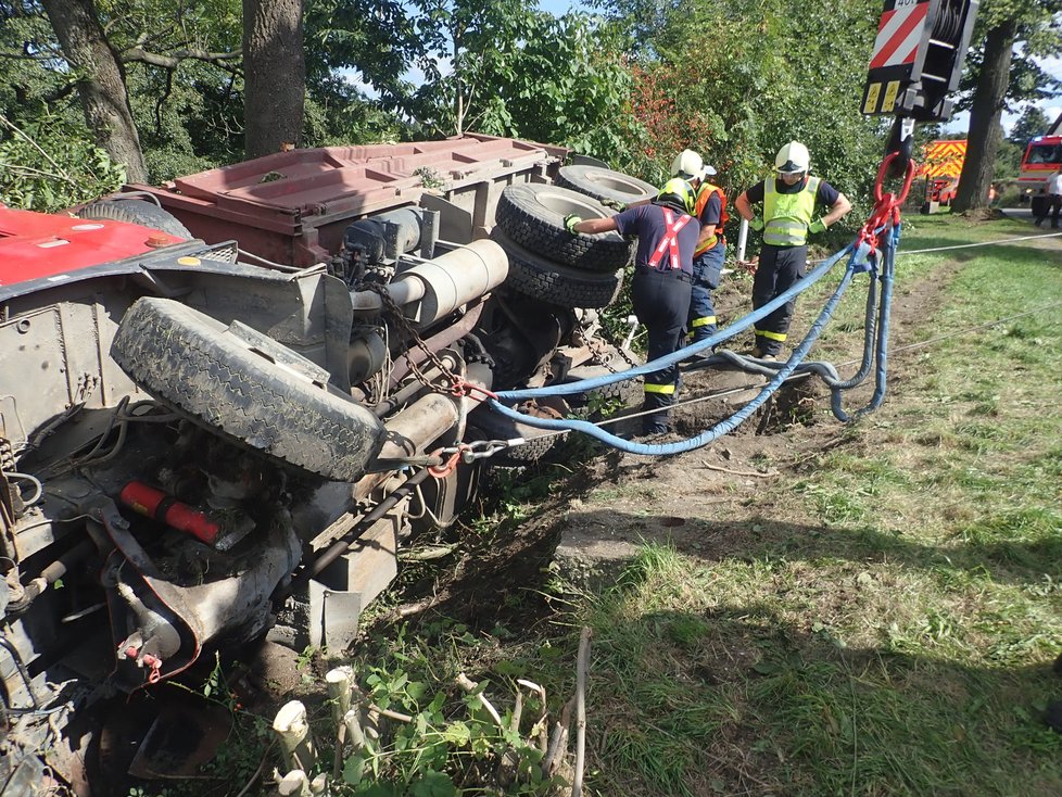 Řidič nákladní tatrovky se patrně řádně nevěnoval řízení a sjel v Jakartovicích na Opavsku na krajnici, kde zapřel auto o strom. Zůstalo viset nad požární nádrží. Hasiči při jeho vyprošťování předvedli profesionální práci.