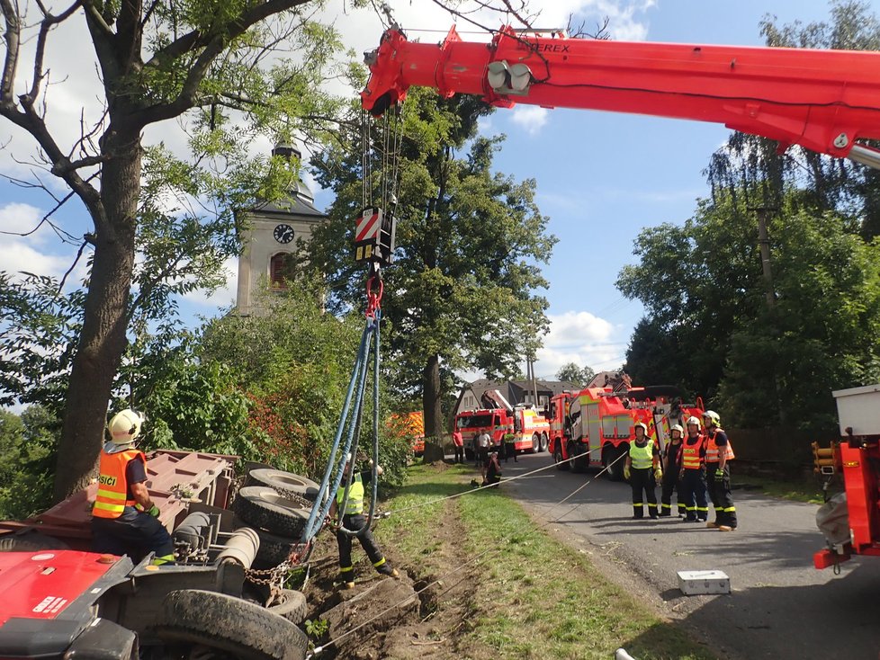 Řidič nákladní tatrovky se patrně řádně nevěnoval řízení a sjel v Jakartovicích na Opavsku na krajnici, kde zapřel auto o strom. Zůstalo viset nad požární nádrží. Hasiči při jeho vyprošťování předvedli profesionální práci.