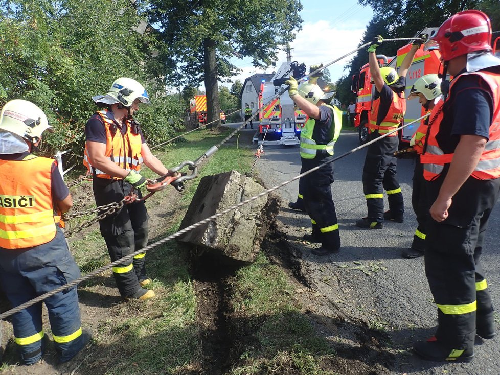 Řidič nákladní tatrovky se patrně řádně nevěnoval řízení a sjel v Jakartovicích na Opavsku na krajnici, kde zapřel auto o strom. Zůstalo viset nad požární nádrží. Hasiči při jeho vyprošťování předvedli profesionální práci.