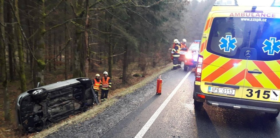 Kvůli ledovce skončilo v příkopu osobní auto u Svaté Kateřiny na Tachovsku.