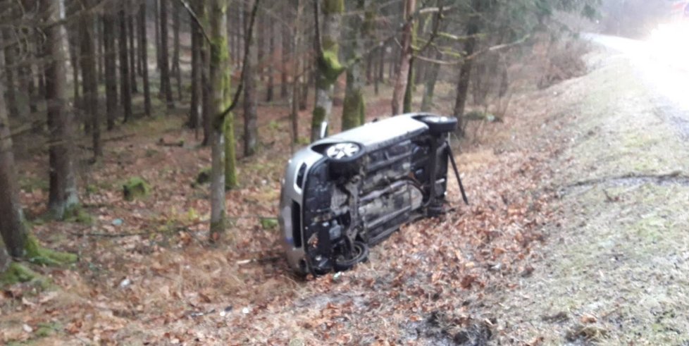 Kvůli ledovce skončilo v příkopu osobní auto u Svaté Kateřiny na Tachovsku.