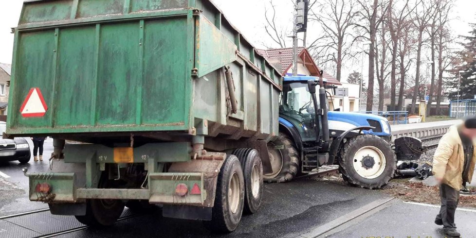 Kvůli ledovce havaroval v Domažlicích traktor, který porazil semafor.