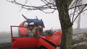 Hasič zůstal zaklíněný v autě: Nikdo mu nepomohl, musel volat kolegům 