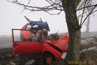 Hasič zůstal zaklíněný v autě: Nikdo mu nepomohl, musel volat kolegům