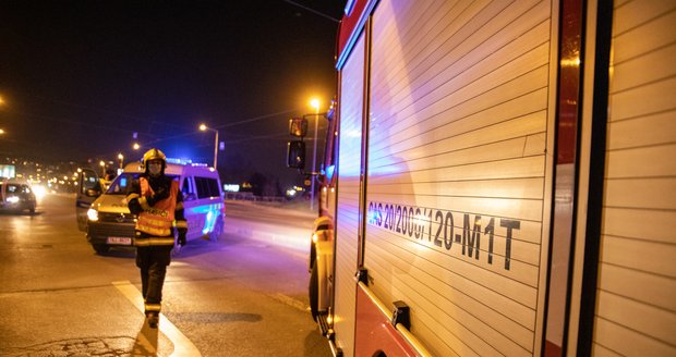 Řidič (†52) po nehodě v Klášterci nad Ohří uhořel v autě: Hasiči cestou na místo havarovali 