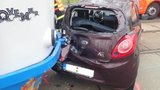 „Fordka“ se srazila s tramvají: Zapasovanou řidičku museli vyprostit hasiči