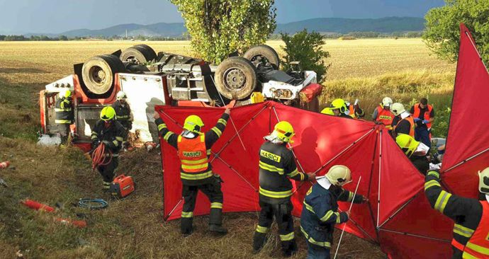 Tragická dopravní nehoda na Šumpersku, při které přišel o život jeden hasič. (24. 8. 2019)