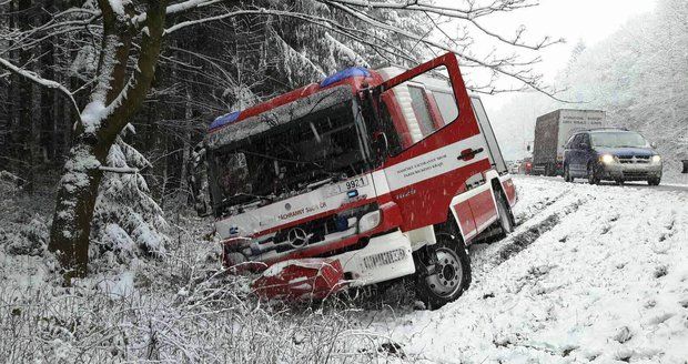 Dobrovolní hasiči u Karviné havarovali a převrátili cisternu na střechu. Dva se vážně zranili (ilustrační foto).