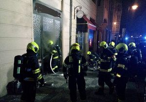 V Praze 1 v noci na 30. prosince 2019 hořel obchod.