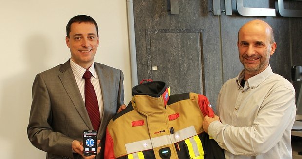 Hasičský zásahový oblek smartPRO2 předal Petr Kašpar (vlevo) z výzkumného centra RICE jednateli firmy Vochoc Petru Loukotovi.