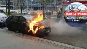 Auto na ulici začalo hořet.