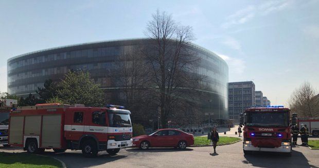 Na střeše budovy stavební fakulty ČVUT v Praze 6 byl nahlášen kouř.