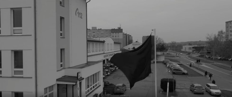 U stanice v Olomouci vlaje černý prapor.