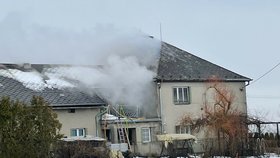 Při požáru v Lubojatech se zranily dvě ženy, na místě přistával vrtulník.