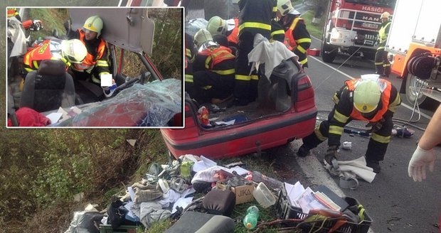 Hasiči při dramatické záchraně museli řidiče z auta vystříhat.