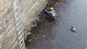 Chlapec si pádem do osmimetrové hloubky způsobil vážná zranění