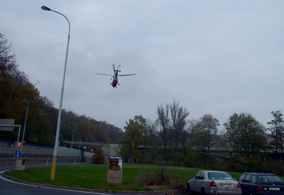 Chlapec si pádem do osmimetrové hloubky způsobil vážná zranění