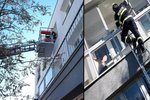 Chlapec (1,5) zavřel svou maminku na balkoně. Na pomoc jí vyrazili pardubičtí hasiči.