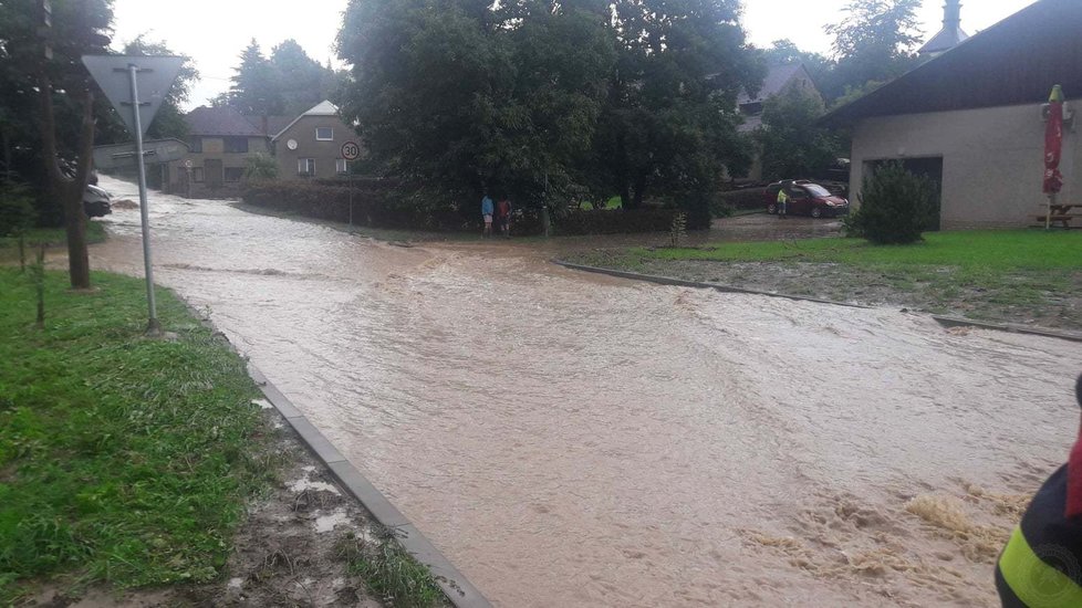 Voda v ulicích po intenzivním dešti v Pardubickém kraji (16.7.2021)