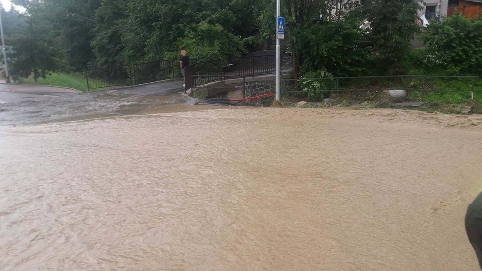 Voda v ulicích po intenzivním dešti v Pardubickém kraji (16.7.2021)