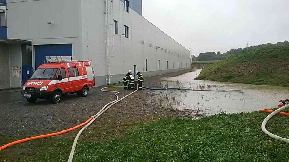 Hasiči Pardubického kraje zasahují při povodních. (14.10.2020)