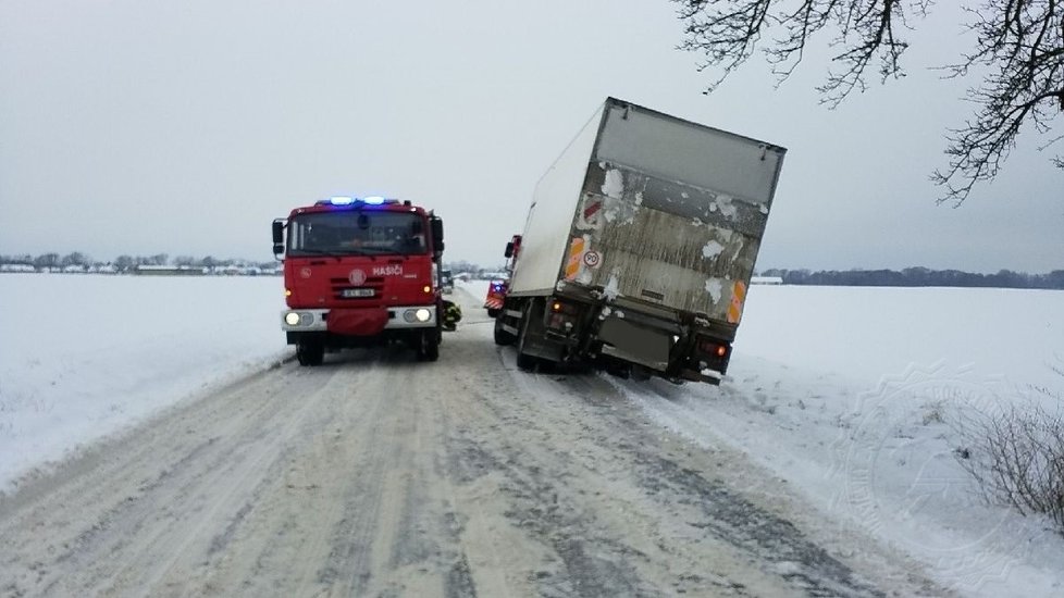 V Pardubickém kraji hasiči museli vyprošťovat zapadlé kamiony a autobusy. (8.2.2021)