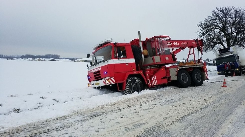 V Pardubickém kraji hasiči museli vyprošťovat zapadlé kamiony a autobusy. (8.2.2021)