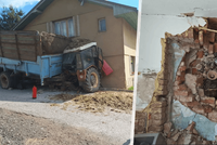 Nehoda traktoru na Semilsku: Proboural se do rodinného domu!