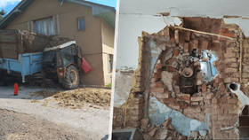 V Libštátě na Semilsku narazil traktor do rodinného domu a prorazil jeho zeď.