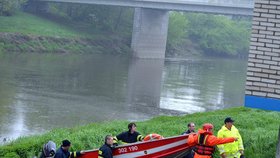 Hasiči se vracejí z pátrání po trojici zmizelých vodáků na řece Moravě na Hodonínsku. Ve středu se tam při výletu na člunu ztratili dva dospělí muži a holčička (6). Ta je dcerkou jednoho z mužů.