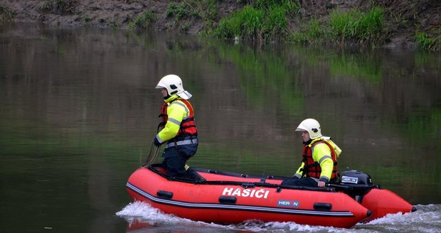 Hasiči zachránili z ledové řeky Opavy seniorku (70). (Ilustrační foto)