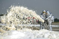 Finančně i technicky náročné. Hasiči, chemičky i rafinerie řeší zákaz toxických pěn