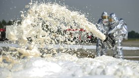 Hasiči a pěna (ilustrační foto)