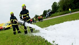 Hasiči a pěna (ilustrační foto)