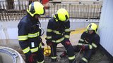 Žena v Opavě spadla do kanálu: Vyprostit ji museli hasiči