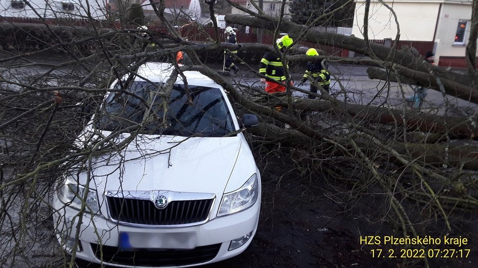 Komplikace v dopravě i popadané či uvolněné předměty řešili kvůli silnému větru hasiči v Plzeňském kraji (17. 2. 2022)