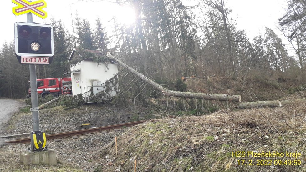 Komplikace v dopravě i popadané či uvolněné předměty řešili kvůli silnému větru hasiči v Plzeňském kraji (17. 2. 2022)