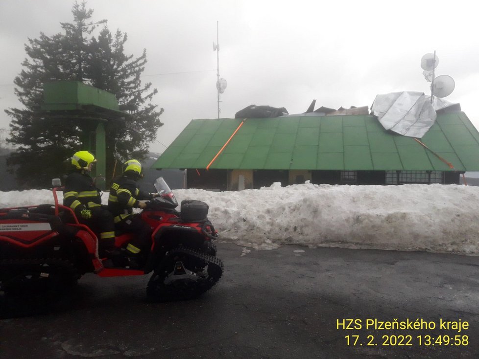 Hasiči 17. února 2022 zajistili střechu obslužny lyžařského vleku na sjezdovce Pancíř v Železné Rudě, kterou poškodil silný vítr.