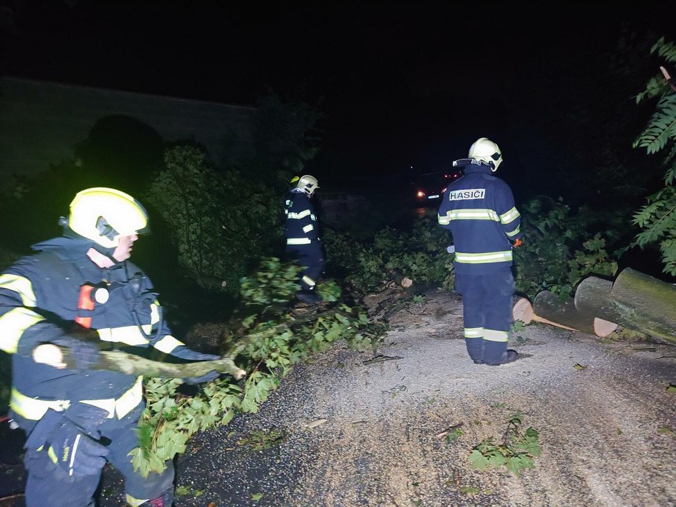 Hasiči Středočeského kraje odstraňují po bouři stromy ze silnice (3. 10. 2023)