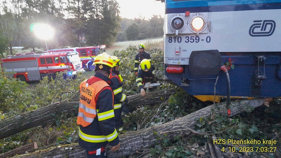 Zásahy hasičů Plzeňského kraje po silném větru. Odstraňování stromů z cest (4. 10. 2023)