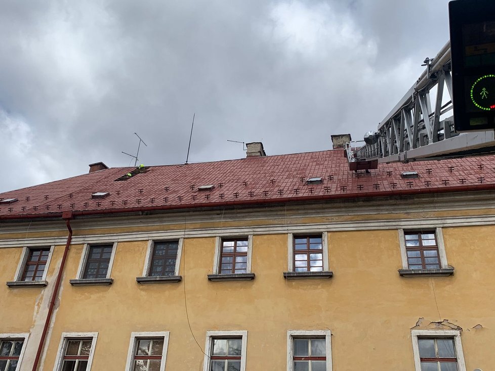 Silný vichr v Česku: Hasiči řešili i odlomené tašky na střechách (19.2.2022)