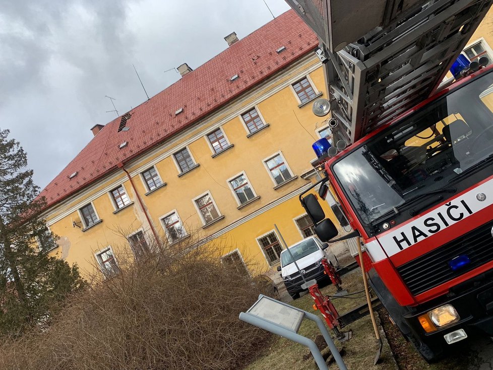 Silný vichr v Česku: Hasiči řešili i odlomené tašky na střechách (19.2.2022)