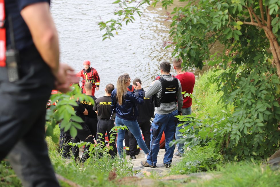 Hasiči společně s policií hledají člověka ve Vltavě