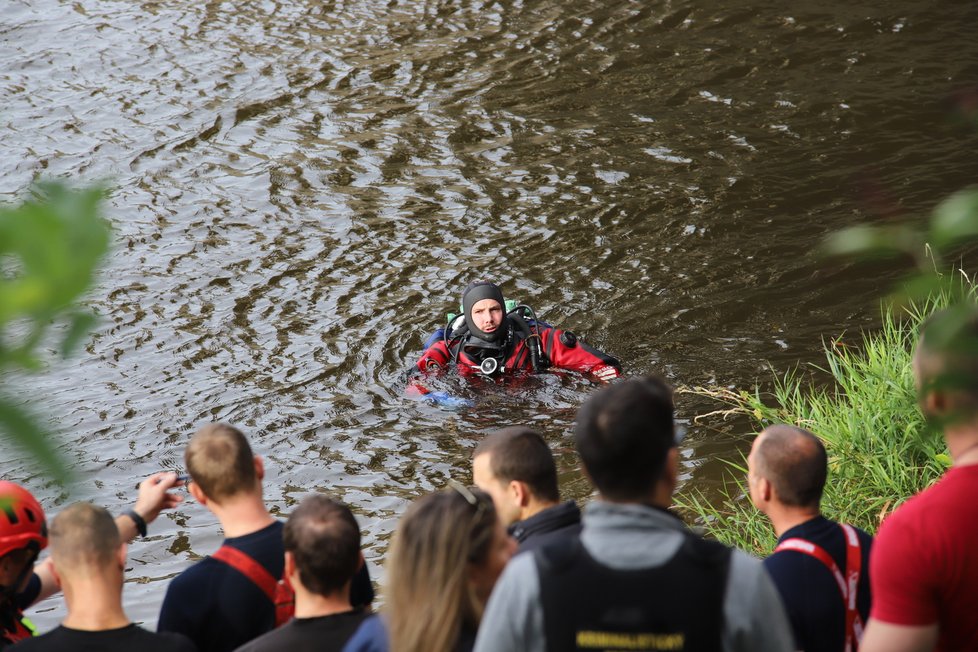 Hasiči společně s policií hledají člověka ve Vltavě