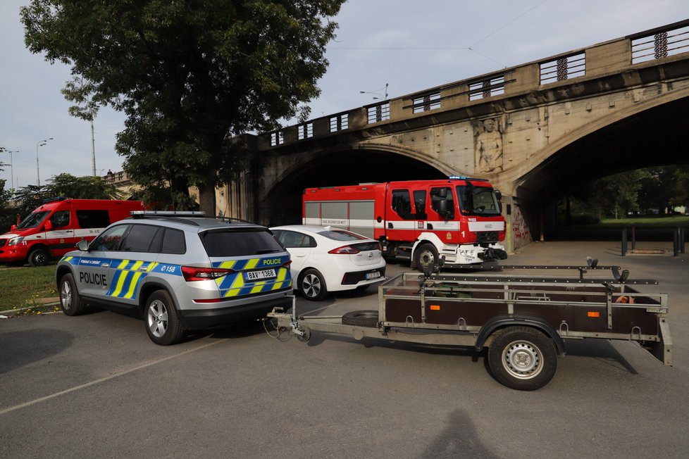 Hasiči společně s policií hledají člověka ve Vltavě