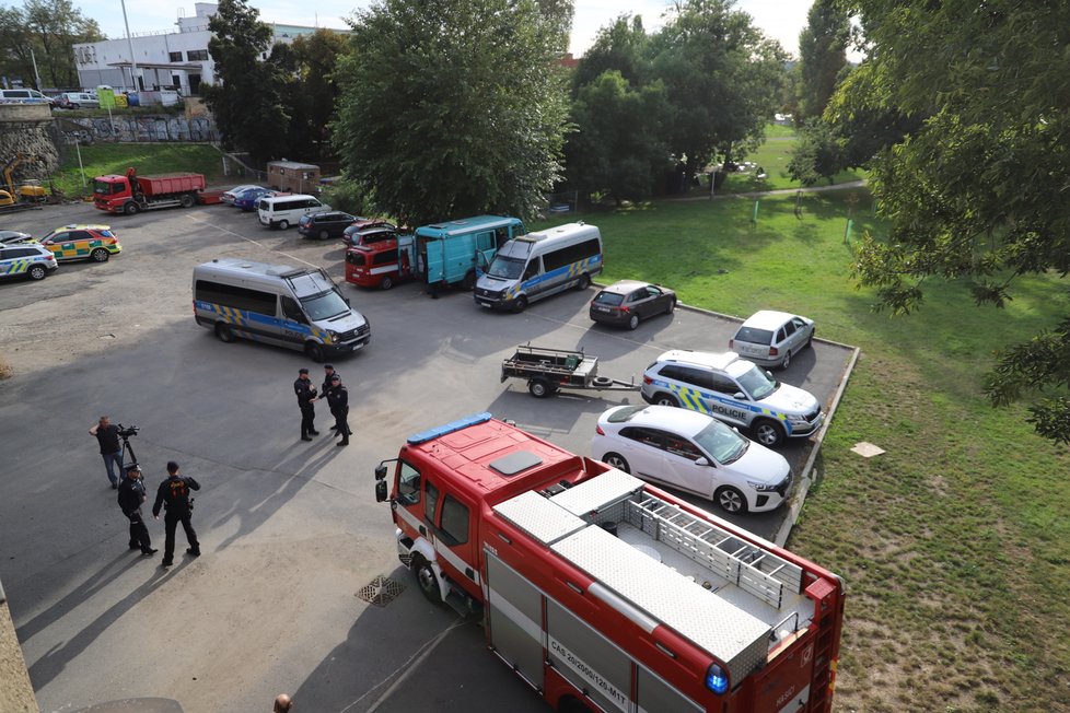 Hasiči společně s policií hledají člověka ve Vltavě