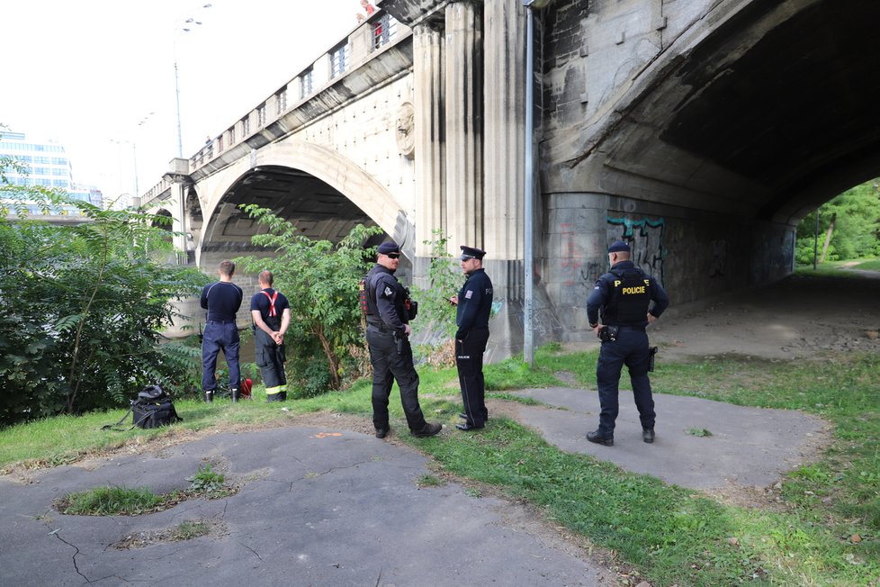 Hasiči společně s policií hledají člověka ve Vltavě