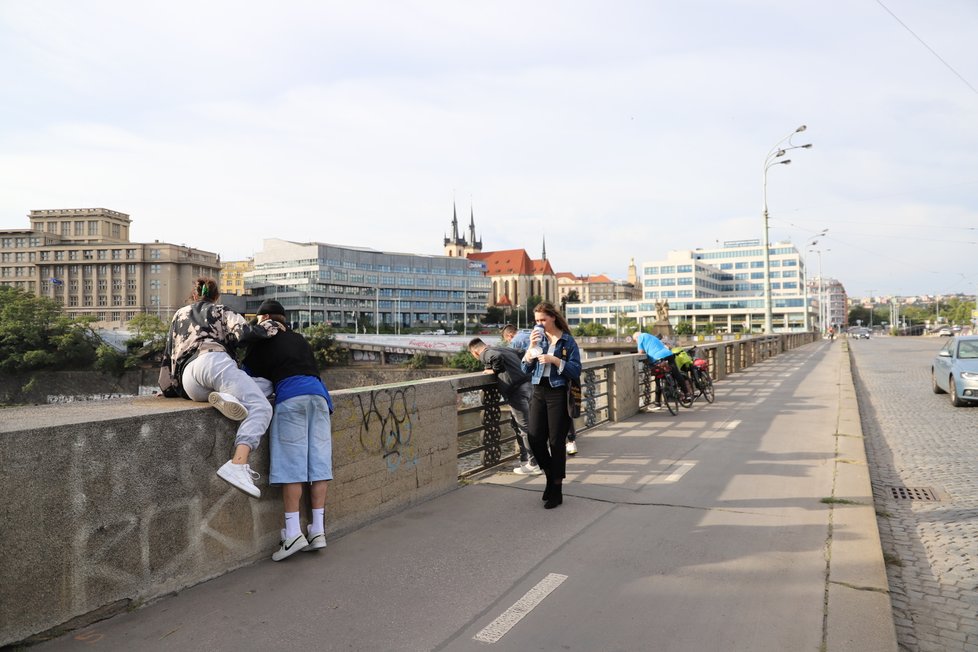 Hasiči společně s policií hledají člověka ve Vltavě